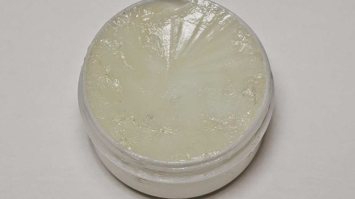 1280px-white_petrolatum1