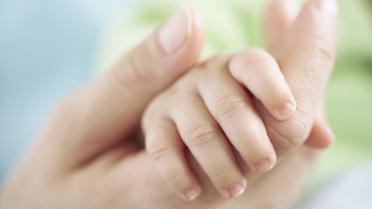 close-up-hands-baby-mom-photo-wallpaper-1920x1080