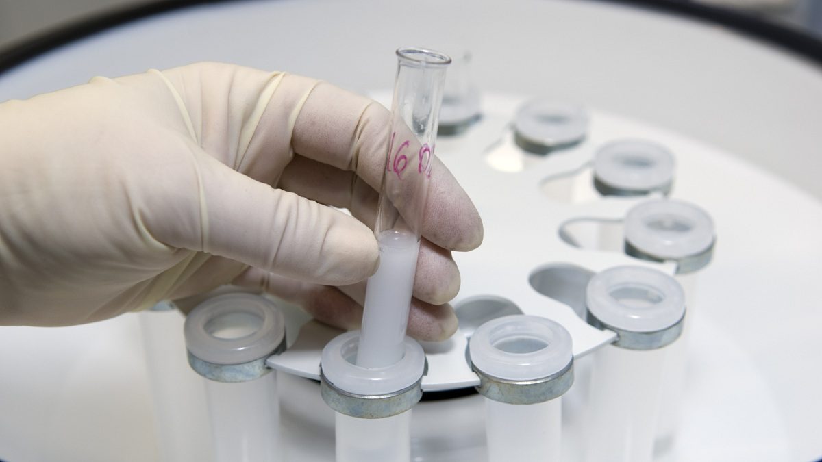 Container for tubes of biochemical analyzer