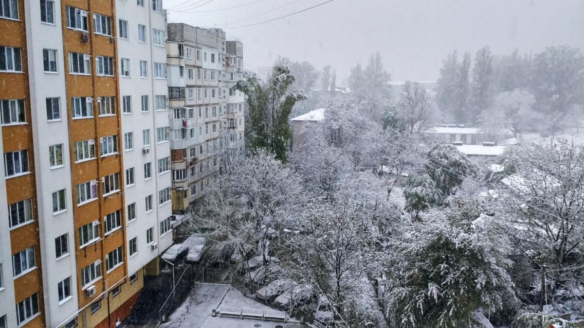 foto--zapada-a-pus-stapanire-pe-moldova--cum-arata-chisinaul-nins-in-mijloc-de-aprilie-31152