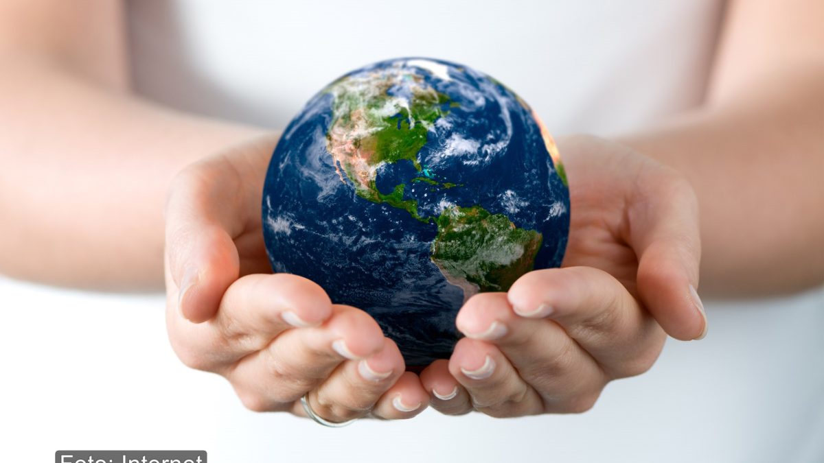 watermarked-earth_on_hand_wallpaper